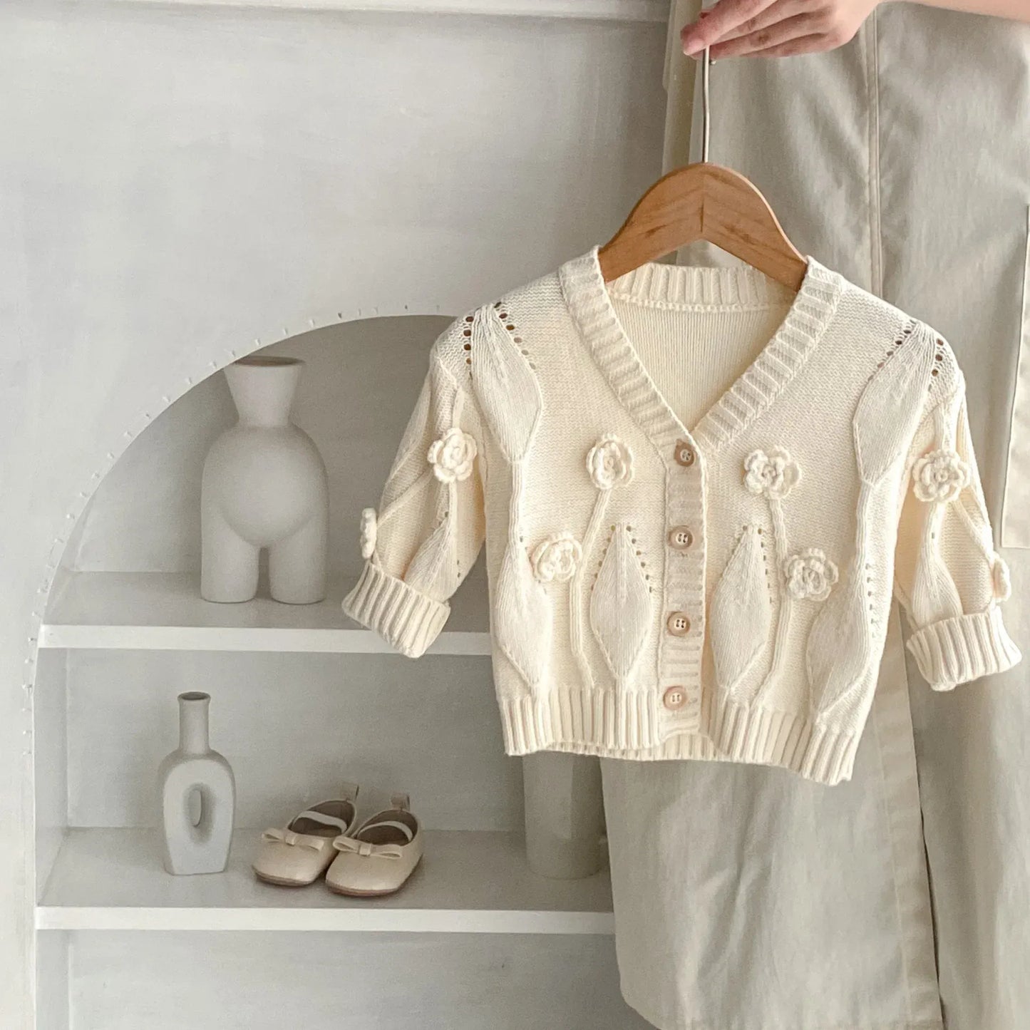 カーディガン・パーカー ベビーカーディガン ニットジャケット フラワー刺繍 アプリコットホワイト【mh0006406】