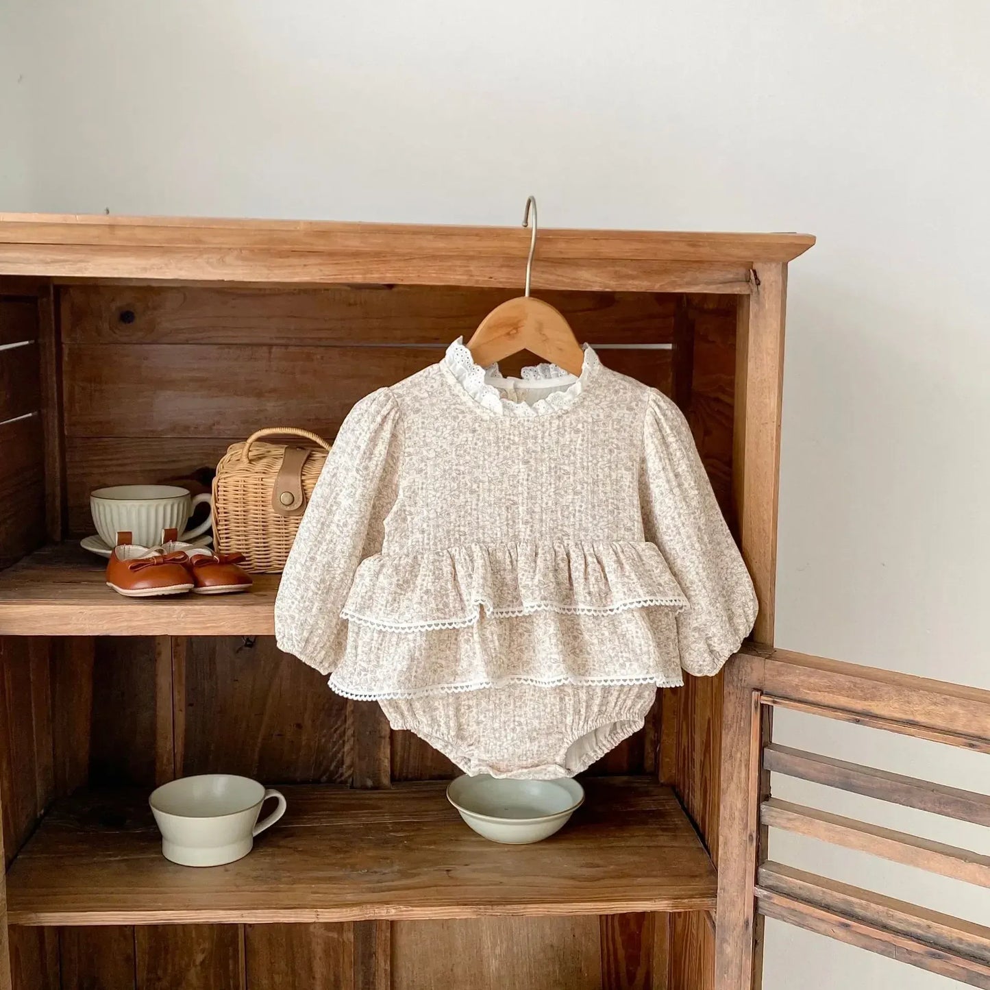 長袖ロンパース ベビーロンパース ダブルフリルペプラムフラワプリント長袖パフスリーブボディスーツ【mh0007232】