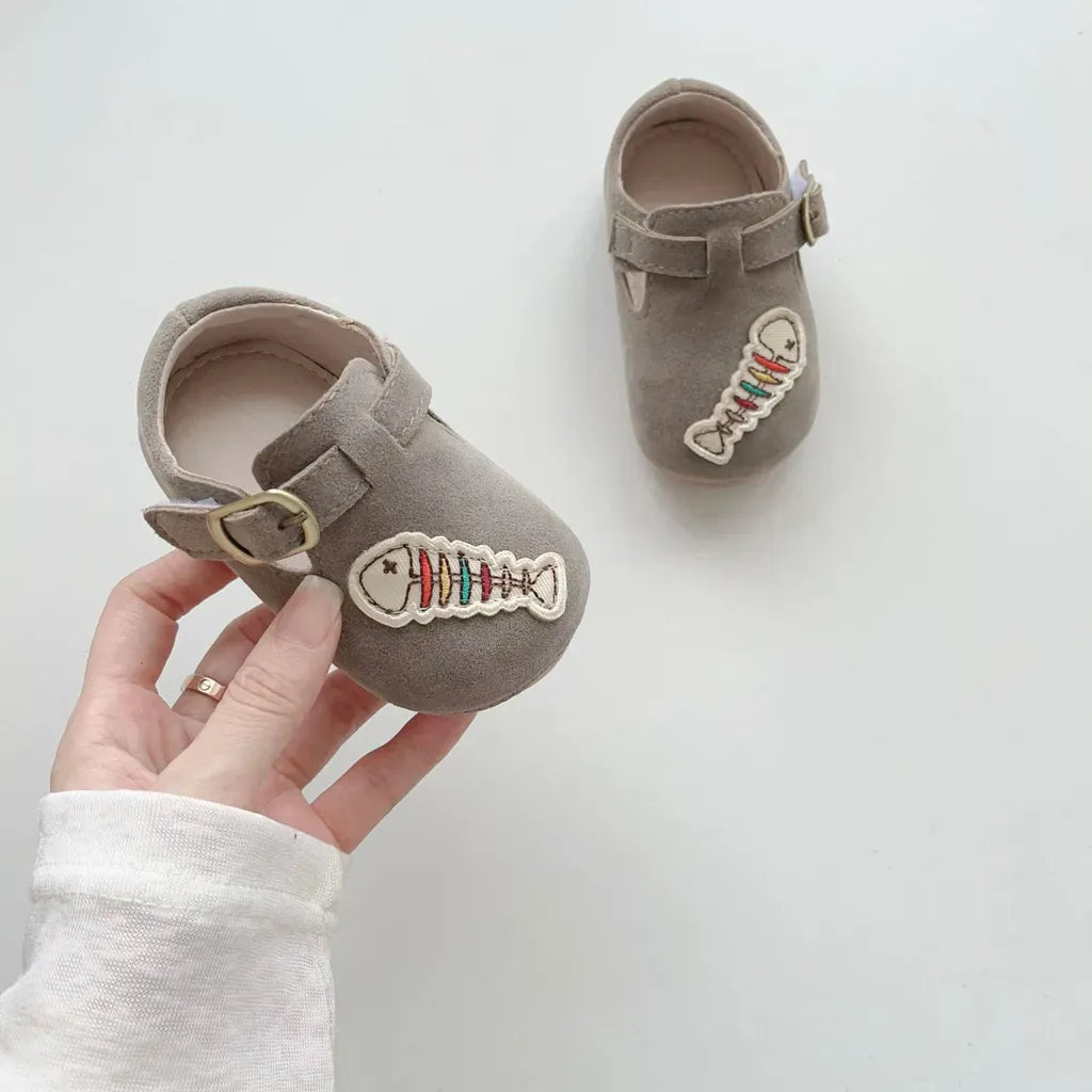 ベビー用靴 フィッシュボーン刺繍ストラップシューズ ソフトソールベビーシューズ【mh0011069】
