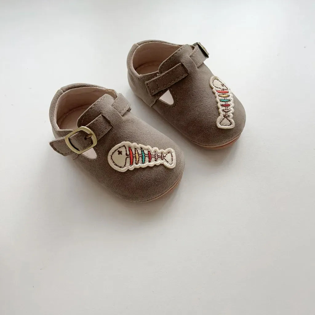 ベビー用靴 フィッシュボーン刺繍ストラップシューズ ソフトソールベビーシューズ【mh0011069】