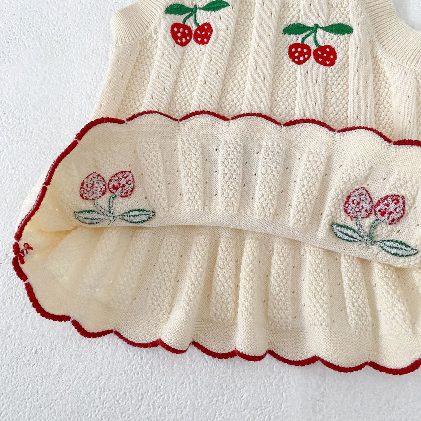 タンクトップ・キャミソール・ノースリーブトップス Strawberry Knit Suspender Top ストロベリー 刺繍 ニット トップス【mh0012178】