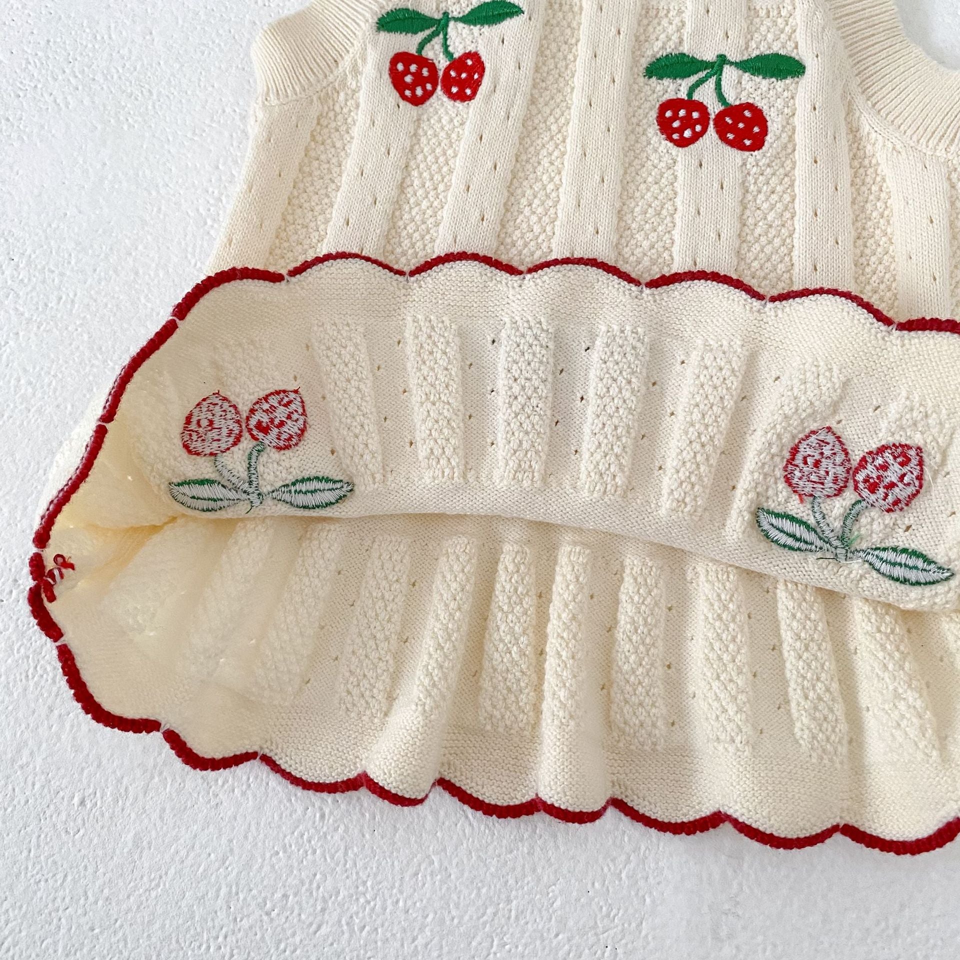 タンクトップ・キャミソール・ノースリーブトップス Strawberry Knit Suspender Top ストロベリー 刺繍 ニット トップス【mh0012178】