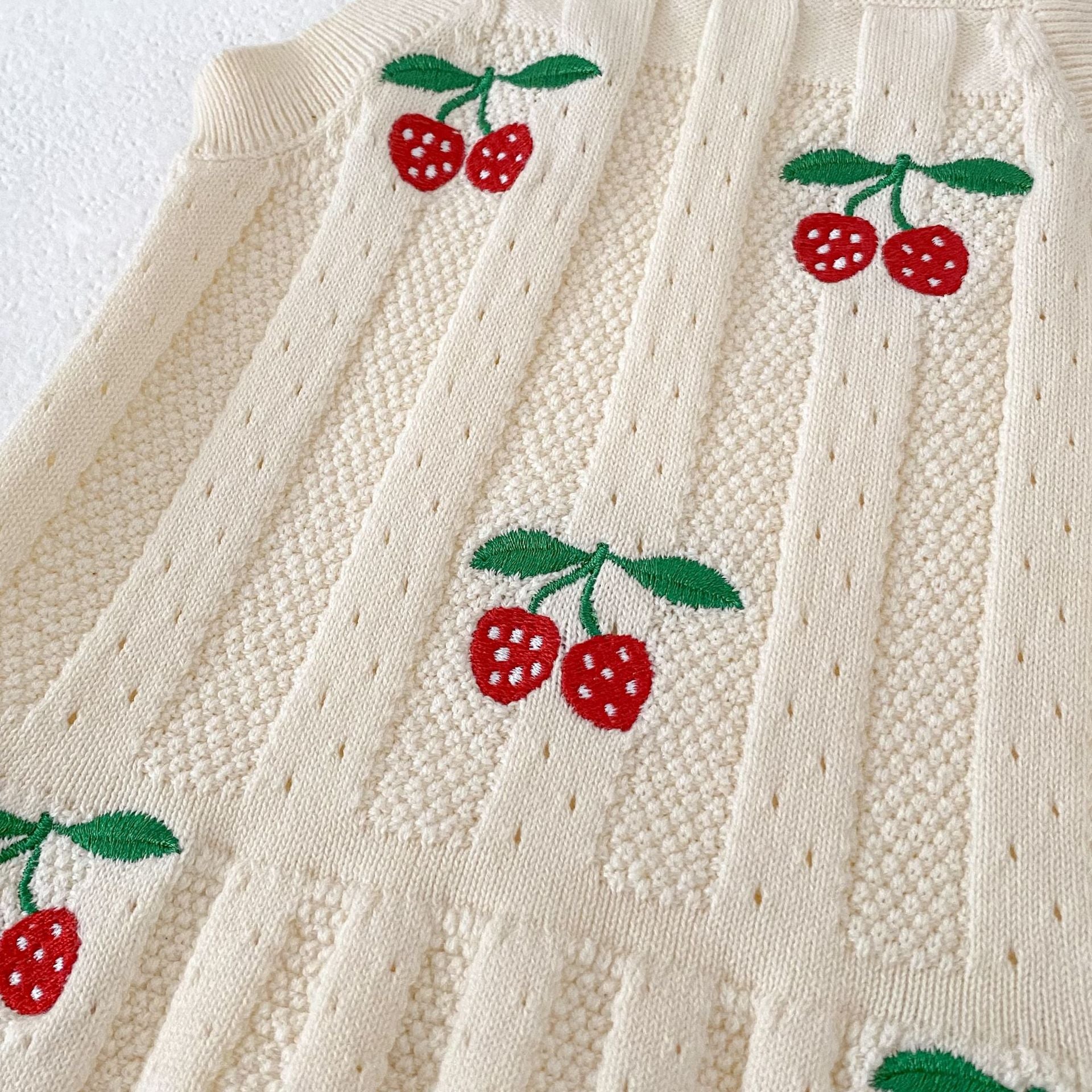 タンクトップ・キャミソール・ノースリーブトップス Strawberry Knit Suspender Top ストロベリー 刺繍 ニット トップス【mh0012178】
