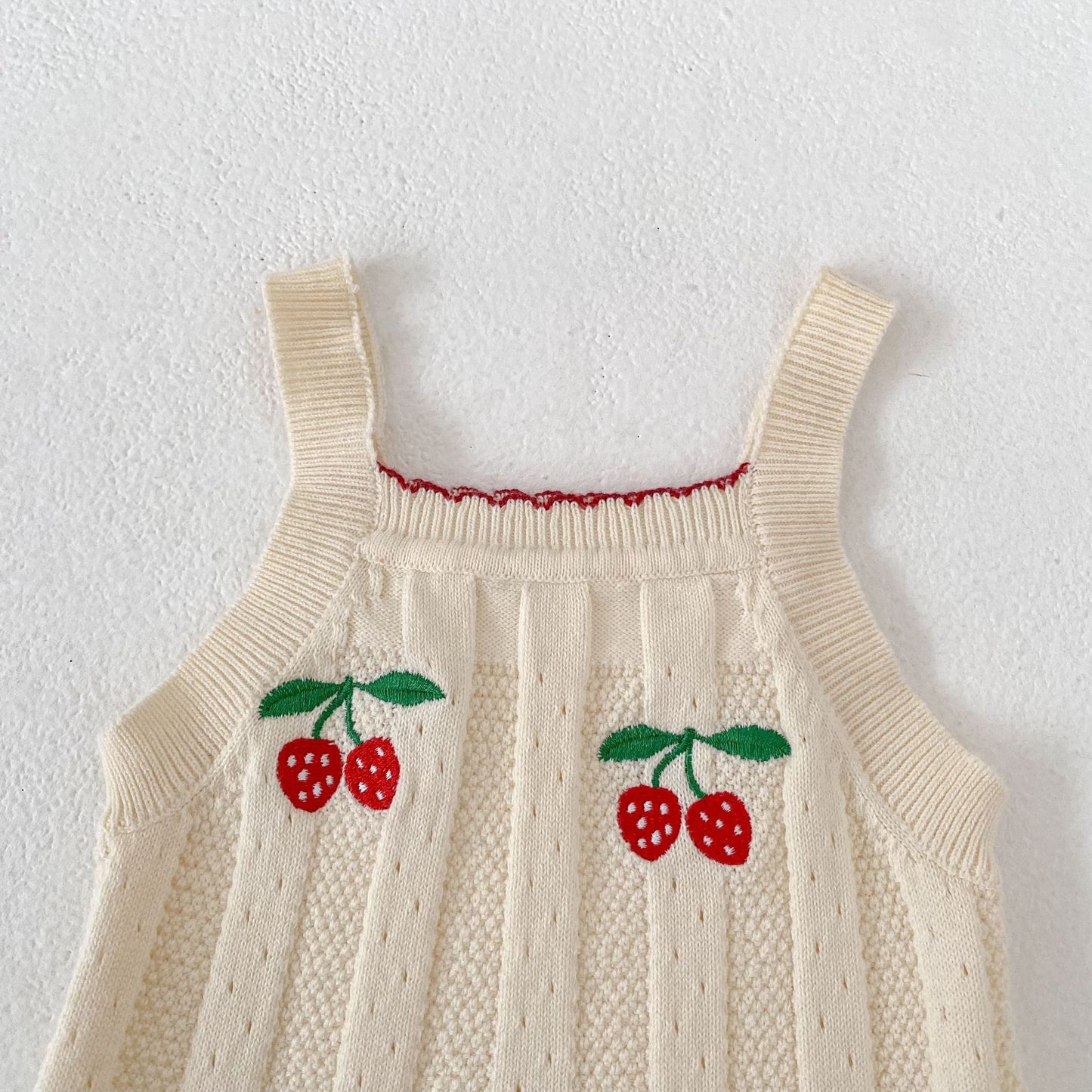 タンクトップ・キャミソール・ノースリーブトップス Strawberry Knit Suspender Top ストロベリー 刺繍 ニット トップス【mh0012178】