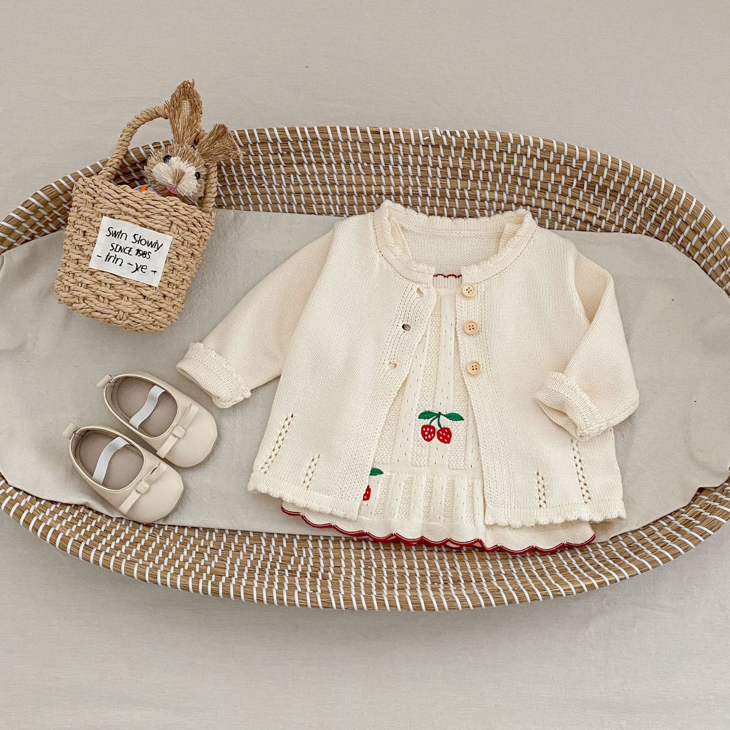 タンクトップ・キャミソール・ノースリーブトップス Strawberry Knit Suspender Top ストロベリー 刺繍 ニット トップス【mh0012178】