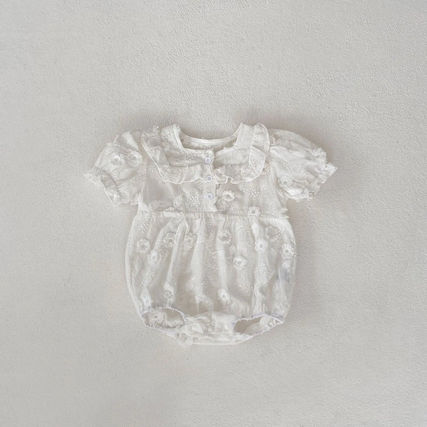 半袖ロンパース White / 66cm ベビーロンパース フラワー花柄エンボス フリル 半袖ボディスーツ ホワイト【mh0004660】