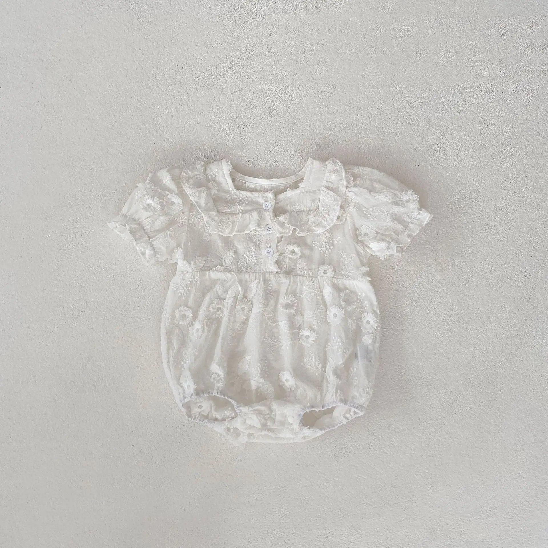 半袖ロンパース White / 66cm ベビーロンパース フラワー花柄エンボス フリル 半袖ボディスーツ ホワイト【mh0004660】