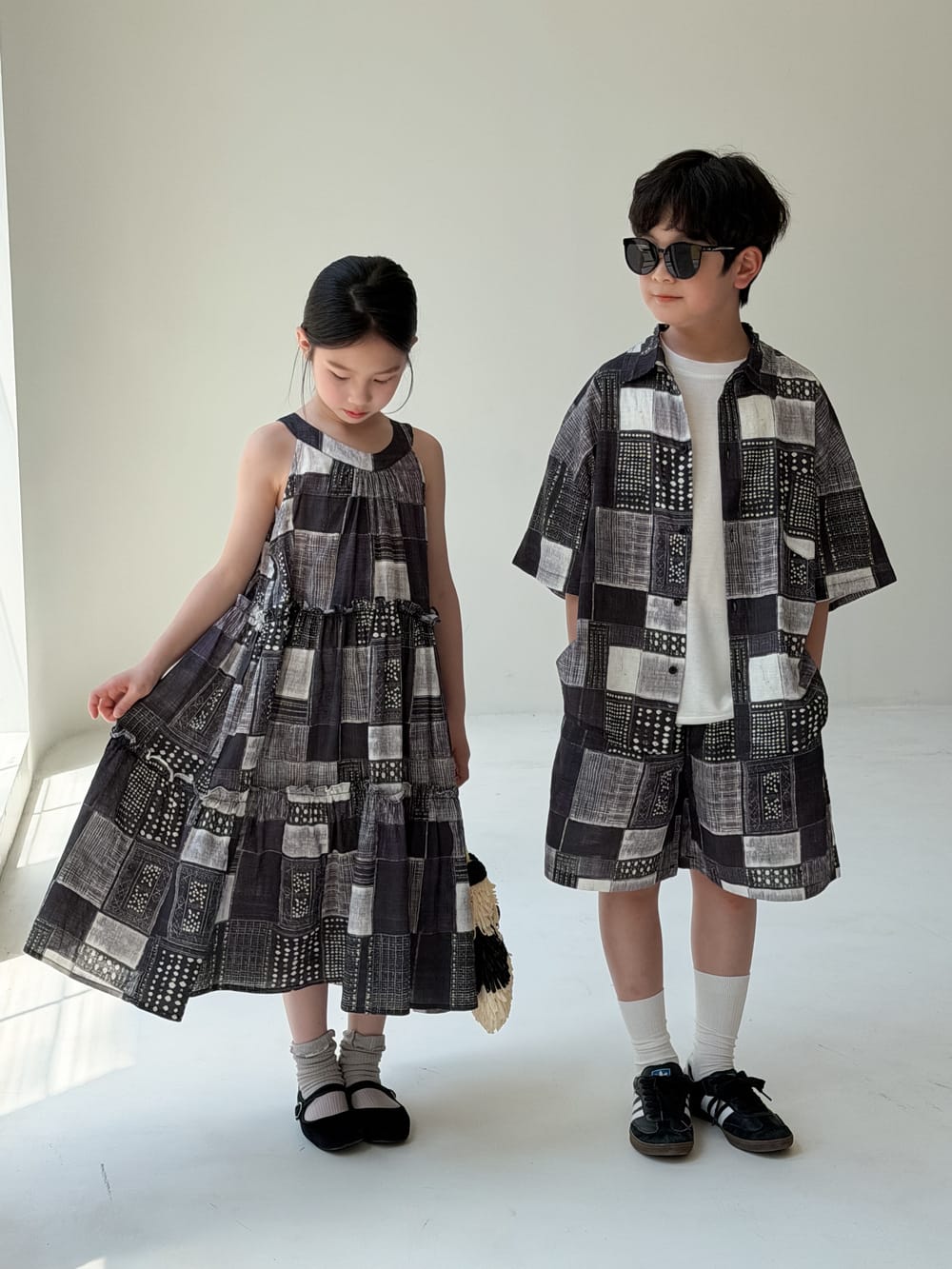 幾何学柄のノースリーブワンピースと半袖シャツハーフパンツのセット