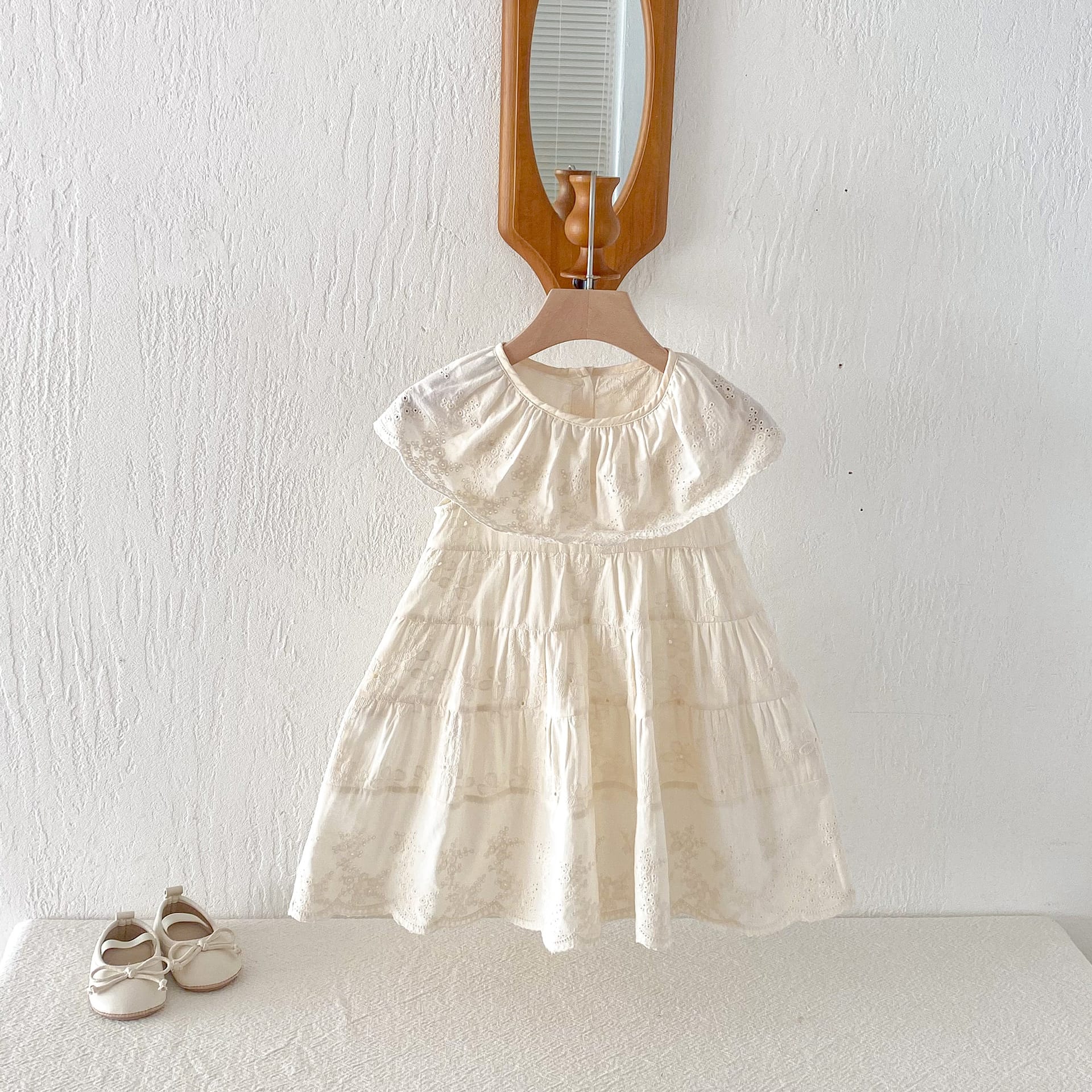 Eyelet Embroidered Ruffle Tiered Dress ベージュ レースカラー ティアード ワンピース【mh0012725】 angou ノースリーブワンピース