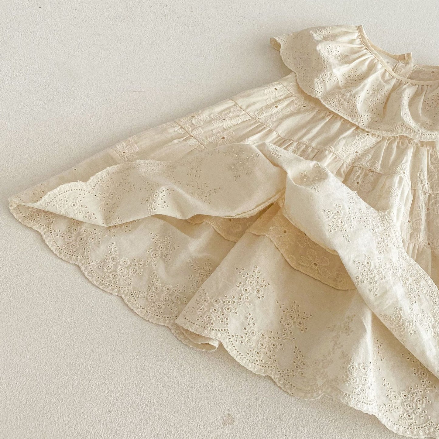 Eyelet Embroidered Ruffle Tiered Dress ベージュ レースカラー ティアード ワンピース【mh0012725】 angou ノースリーブワンピース