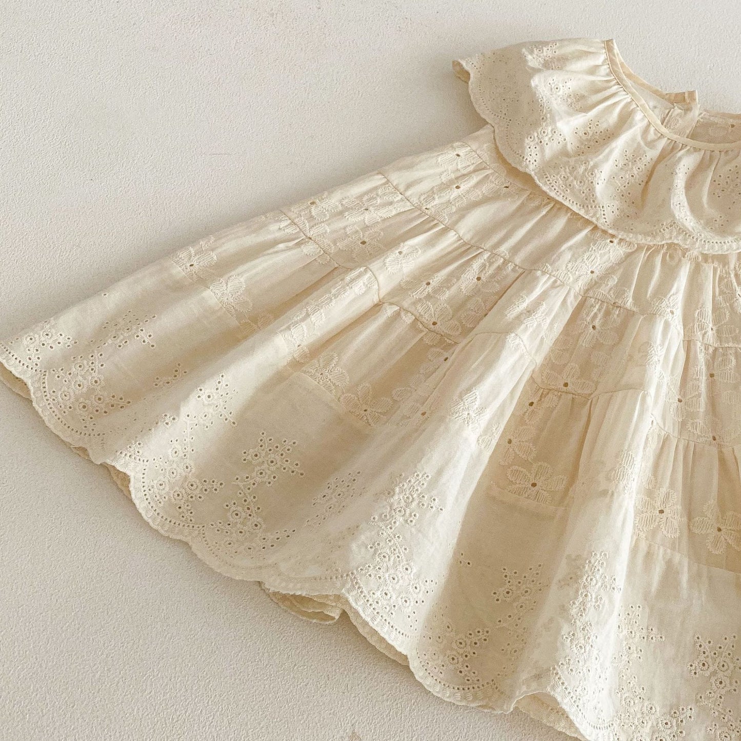 Eyelet Embroidered Ruffle Tiered Dress ベージュ レースカラー ティアード ワンピース【mh0012725】 angou ノースリーブワンピース