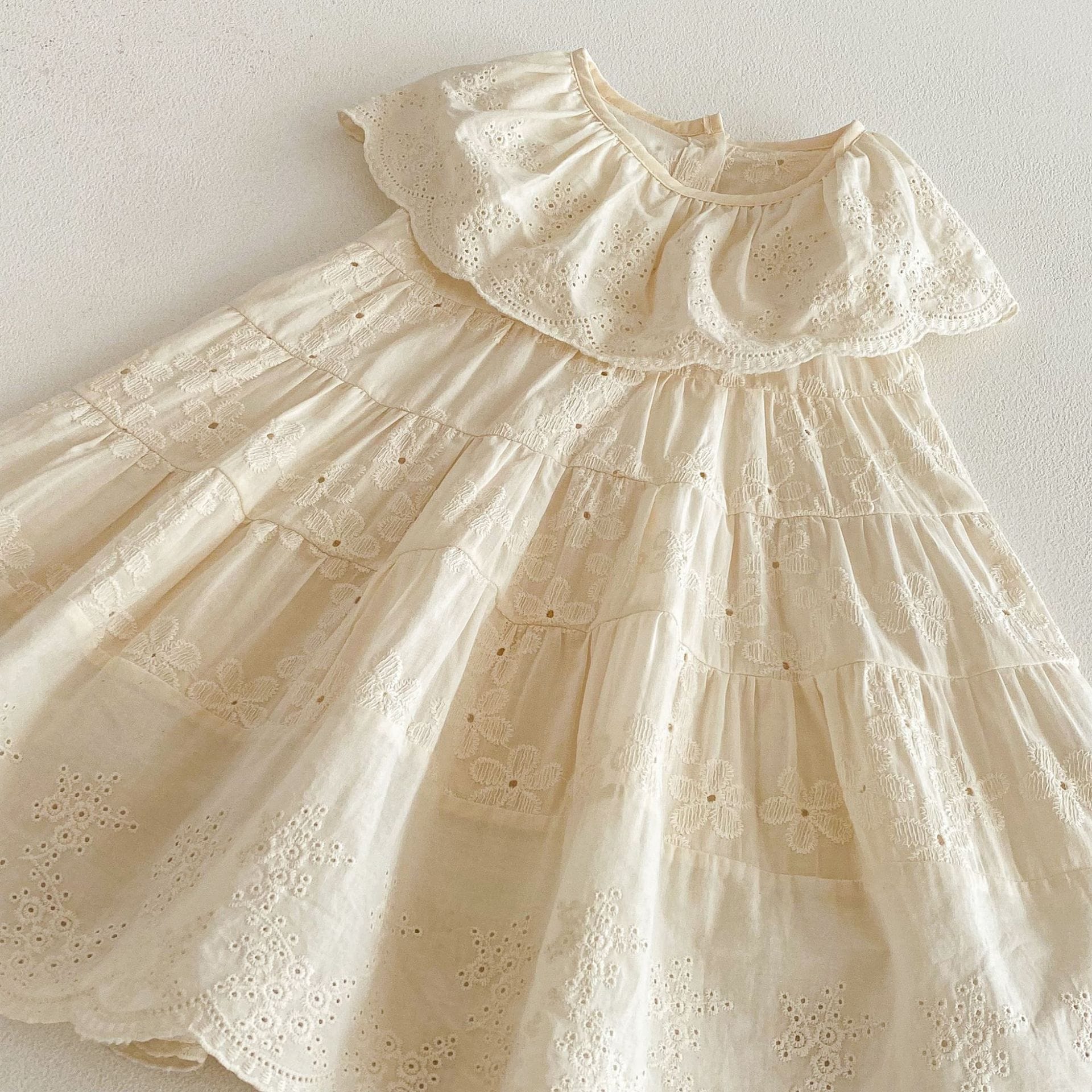 Eyelet Embroidered Ruffle Tiered Dress ベージュ レースカラー ティアード ワンピース【mh0012725】 angou ノースリーブワンピース