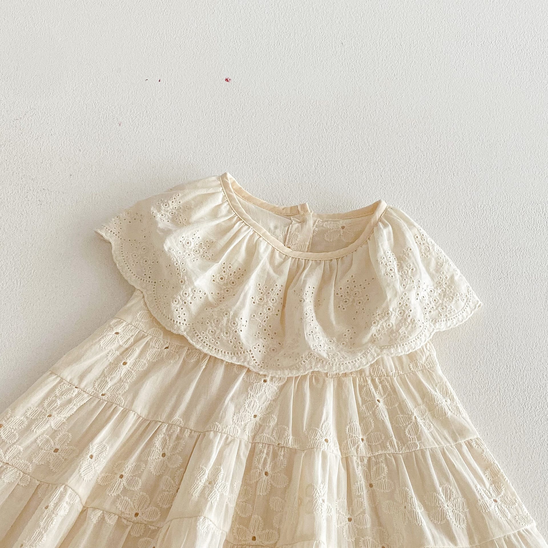 Eyelet Embroidered Ruffle Tiered Dress ベージュ レースカラー ティアード ワンピース【mh0012725】 angou ノースリーブワンピース