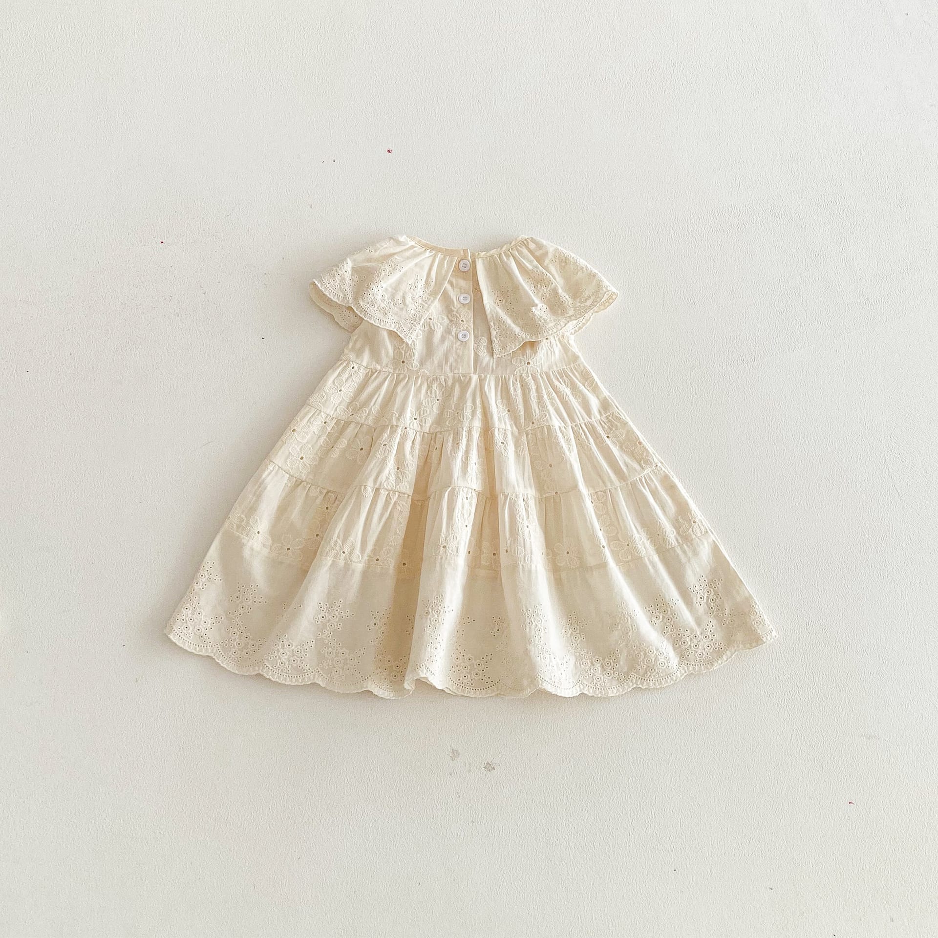 Eyelet Embroidered Ruffle Tiered Dress ベージュ レースカラー ティアード ワンピース【mh0012725】 angou ノースリーブワンピース