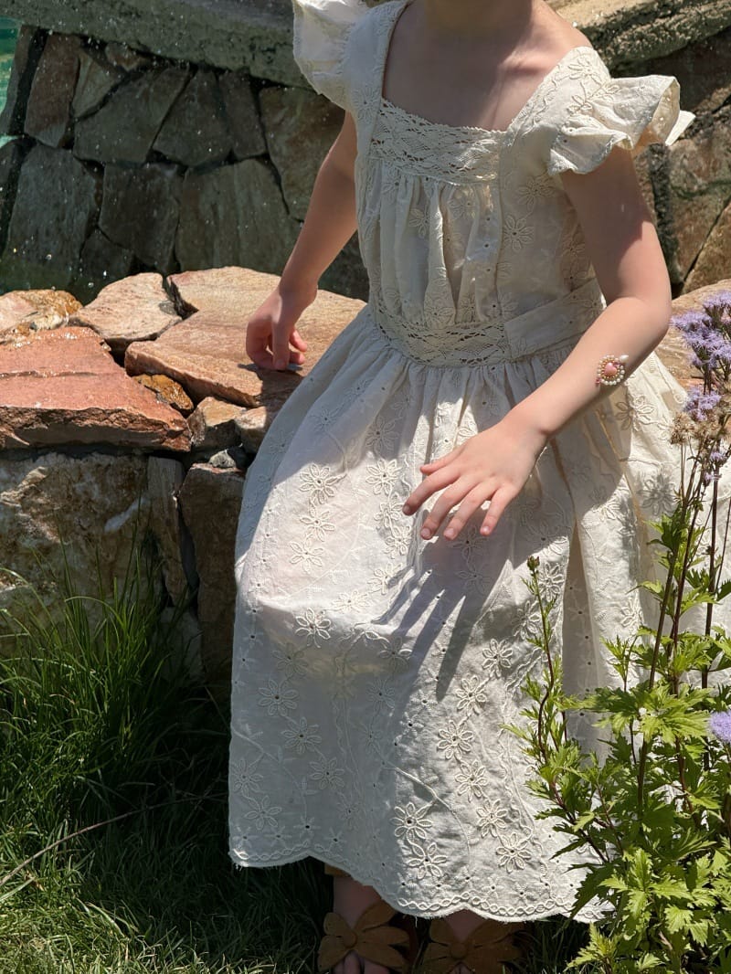 Fallay Embroidered Lace Ruffle Dress スクエアネック 半袖ワンピース【mh0013259】 Chengle 半袖ワンピース
