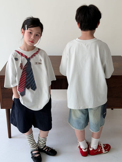 白の半袖Tシャツ、ネクタイ風プリント、背面は無地の丸首シルエット