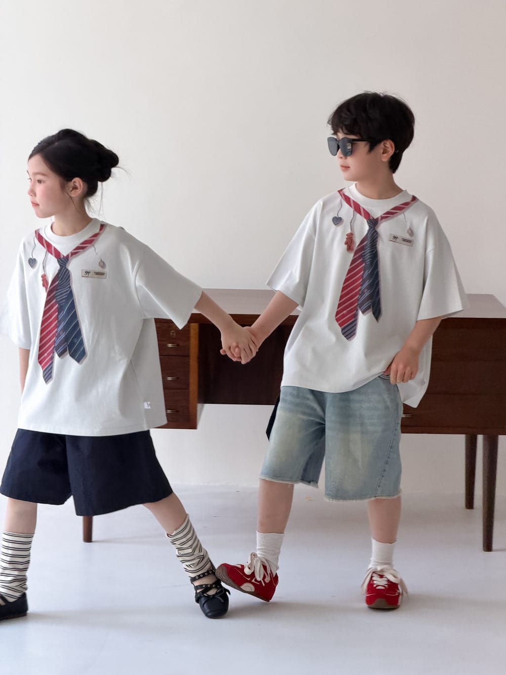 白の半袖Tシャツ、ネクタイ柄プリント、後ろ寄りでも前面見える