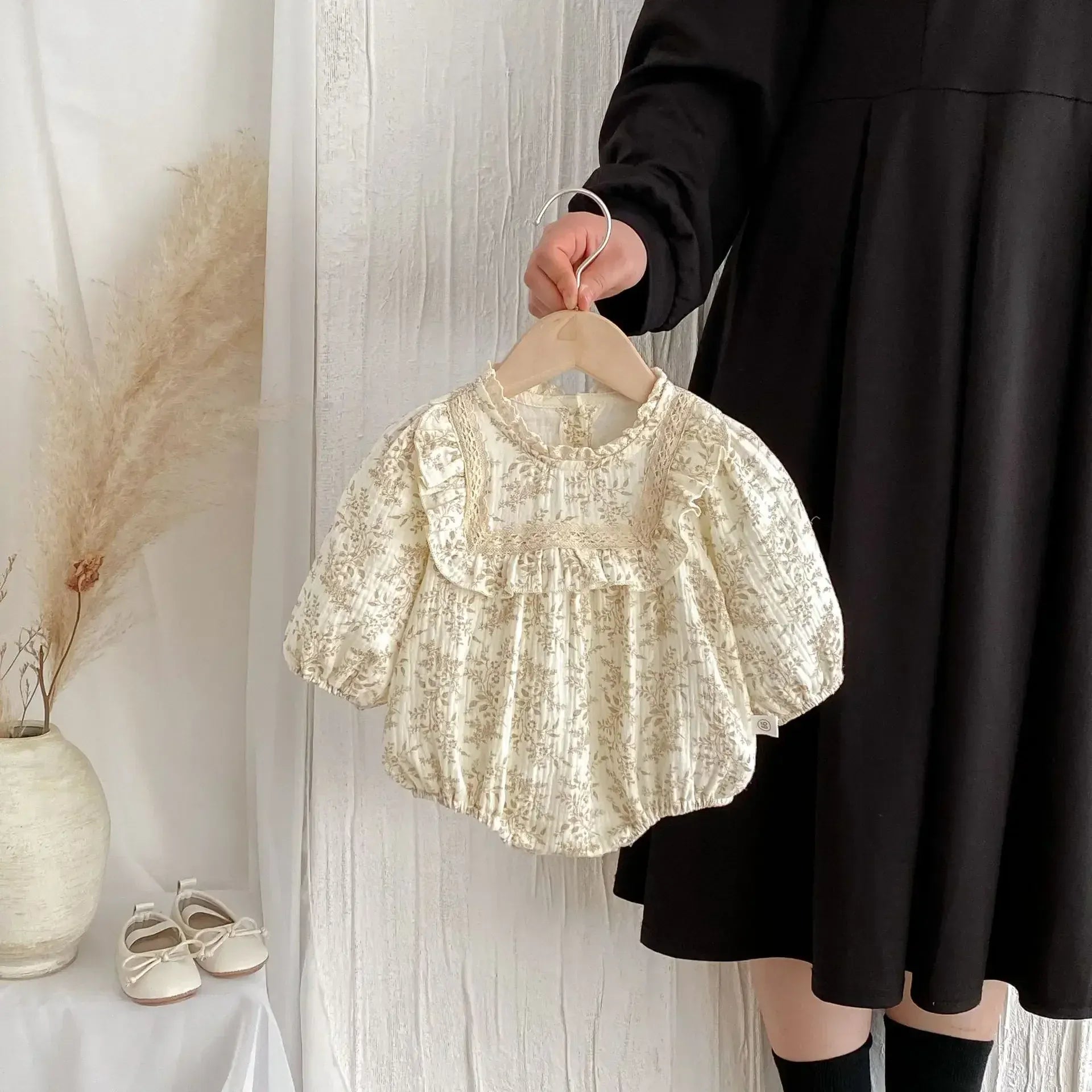 長袖ロンパース ベビーロンパース フリルフラワープリント長袖ボディスーツ アプリコット【mh0007301】