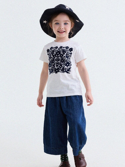 オフホワイト半袖コットンTシャツ、胸中央のフロッキープリント花模様