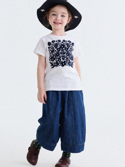 オフホワイト半袖Tシャツ、フロッキープリント（木）を正面で。