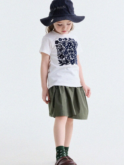 オフホワイト半袖Tシャツ、フロッキープリント（木）を前面で確認。