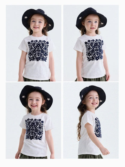 オフホワイト半袖Tシャツ、正面フロッキープリント（木）と着用イメージ。