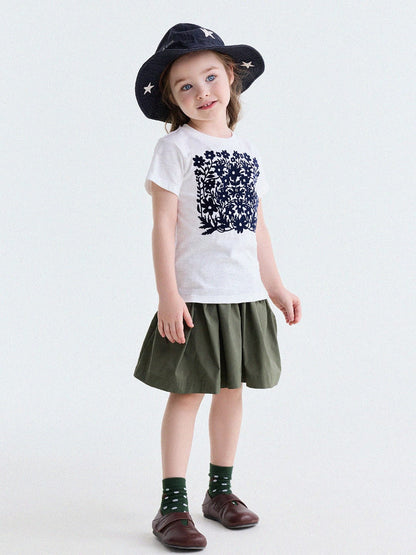 オフホワイト半袖Tシャツ、フロッキーの濃紺フラワー柄アート