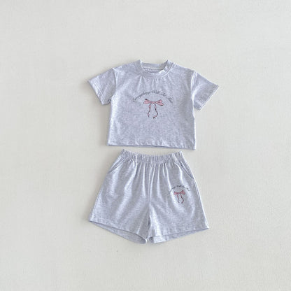 ライトグレーの半袖Tシャツとショートパンツ上下セット バレエ風プリント