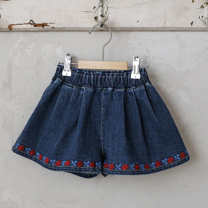 刺繍入りデニムショートパンツ。濃い青、前後の切替とドロースタイル、裾の刺繍