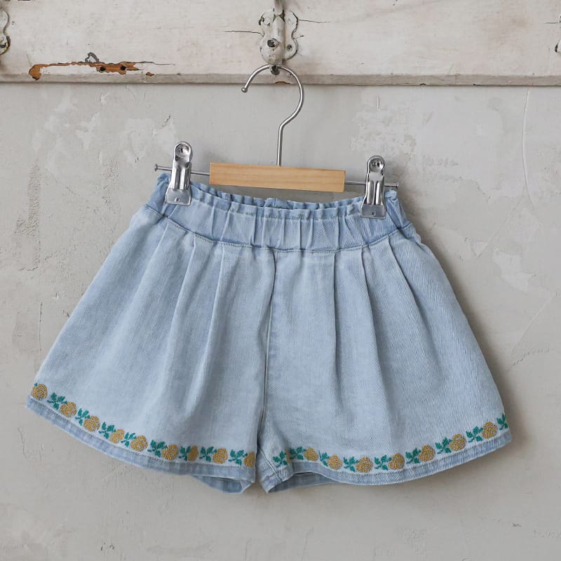 Floral Embroidered Denim Shorts 刺繍 デニムショートパンツ【mh0012988】 Light Blue / 90cm Strawberry Coral ハーフパンツ・ショートパンツ