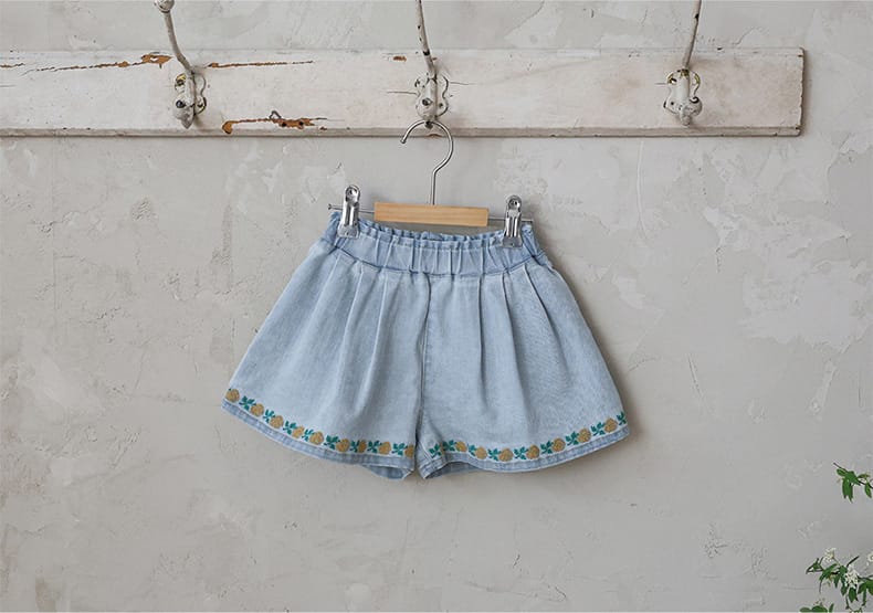 Floral Embroidered Denim Shorts 刺繍 デニムショートパンツ【mh0012988】 Strawberry Coral ハーフパンツ・ショートパンツ