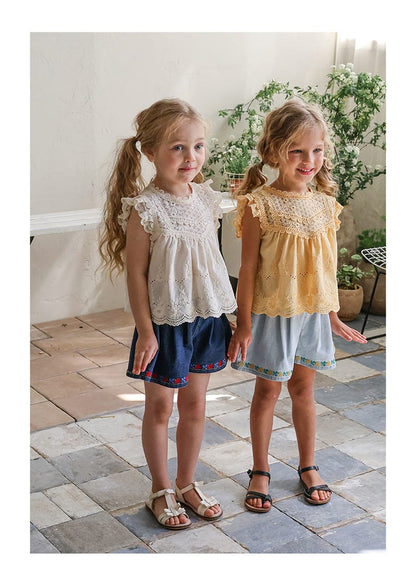 刺繍入りデニムショートパンツ（濃紺）裾に花柄刺繍のフチ、子ども着用。