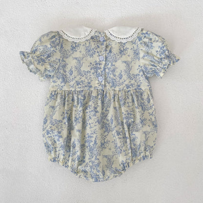 青のフローラル柄ロンパースドレス、白いレース衿とパフスリーブ
