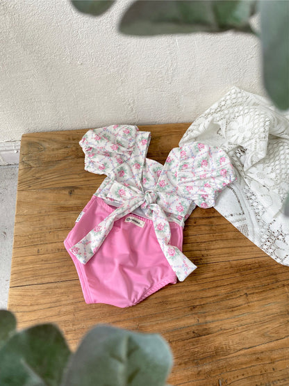 ピンク切替の花柄ワンピース水着、袖フリルと大きなフロントリボン