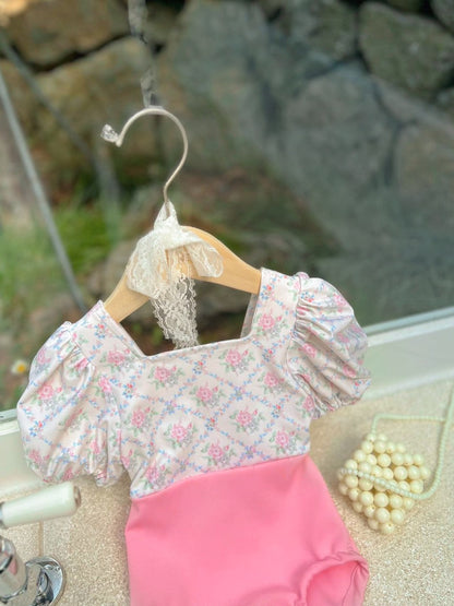 ピンクのフローラル柄ワンピース水着、切替とフリル付きの袖