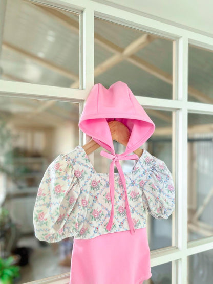 フード風キャップ付き、花柄パフスリーブのピンクワンピース水着