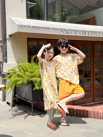 花柄半袖トップスとオレンジのショートパンツ（動きのある着用イメージ）