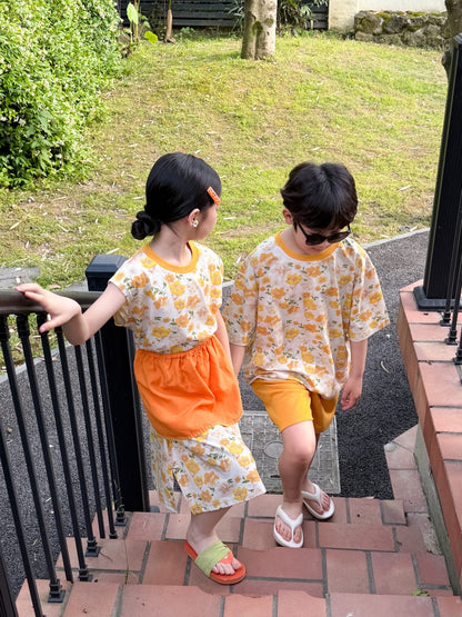 花柄半袖トップスとオレンジのスカート＆ショートパンツ、後ろ姿（セット）