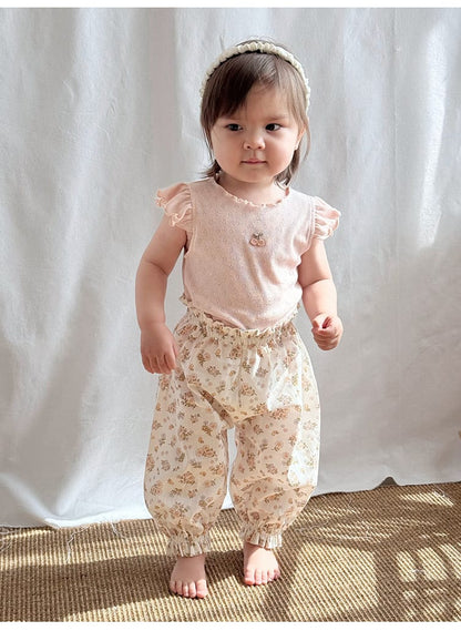 ベージュ系のフラワープリントロングパンツ、ゴム入りウエストと裾