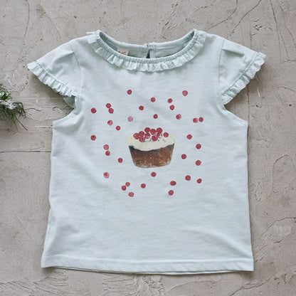ミントブルーのフリル袖Tシャツ、赤いドットとカップケーキプリント