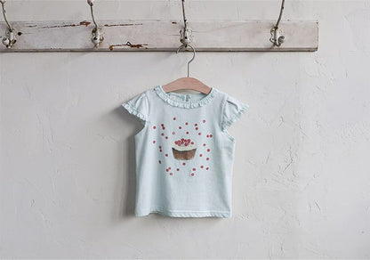 フリル袖のカップケーキ柄Tシャツ（薄い水色、掛けて展示）