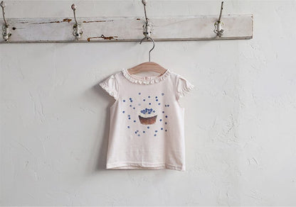 フリル袖カップケーキ柄Tシャツ（白）、胸元にドットとカップケーキプリント