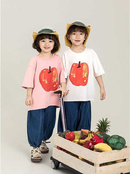 フルーツプリントのコットンTシャツ。ピンクと白の半袖2色展開、赤い果実モチーフ。