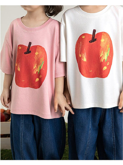 ピンクと白のコットンTシャツ（2枚）。赤いフルーツプリントが大きく描かれたデザイン。