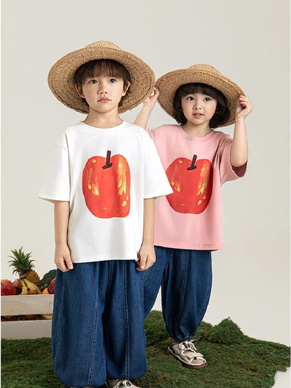 白とピンクのコットンTシャツ（2枚）。赤いフルーツ柄のプリント入り。
