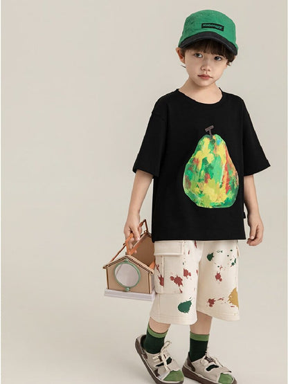 黒のコットンTシャツ。大きなフルーツ風アートプリントが正面に入ったデザイン。