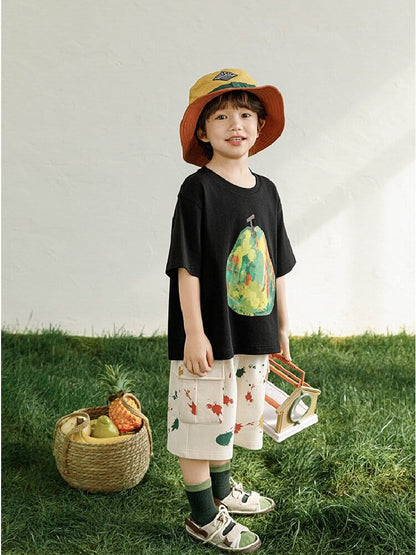 黒のコットンTシャツ。フルーツ風アートのフロントプリント付き。