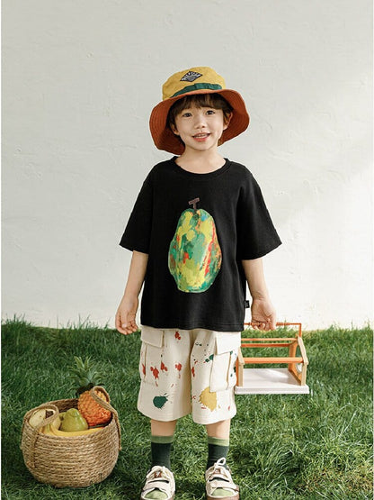フルーツプリントのコットンTシャツ（黒）半袖、カラフル果物のプリント入り