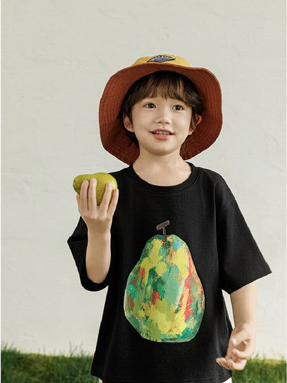 フルーツプリントのコットンTシャツ（黒）半袖、カラフル果物プリントが目立つ