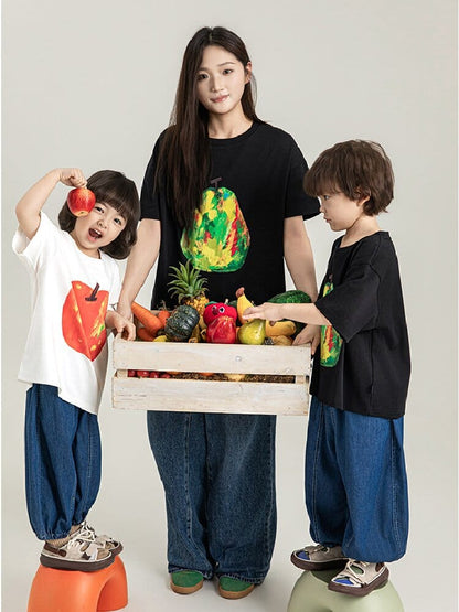 フルーツプリントのコットンTシャツ（黒・白）半袖、りんご柄と色鮮やかな果物プリント